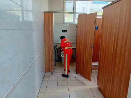 济阳城管“抓好小公厕 服务大民生”助力文明典范城市创建
